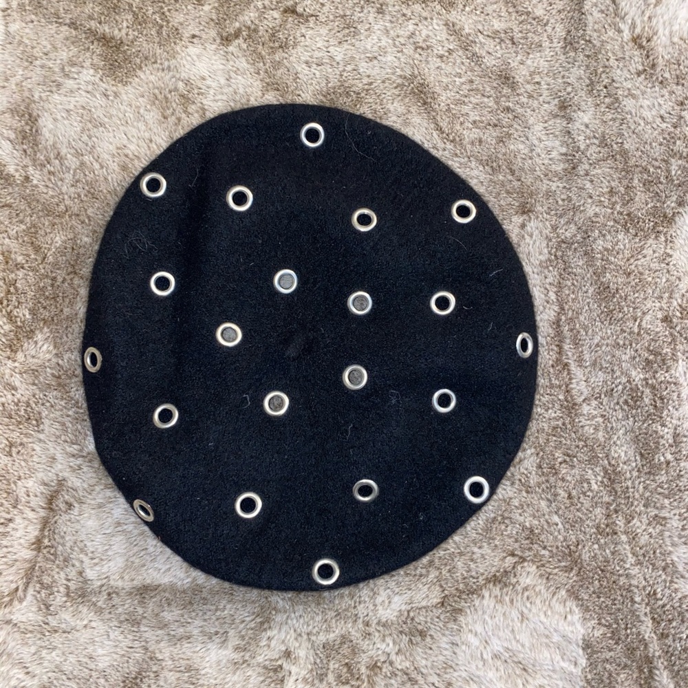 Holed Beret
